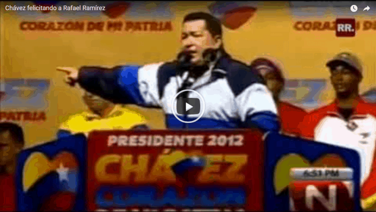 Chávez felicitando a Rafael Ramírez