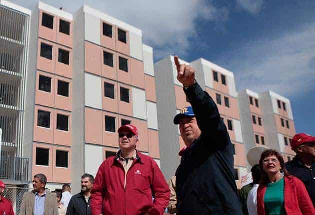 El Ministro Rafael Ramírez y el Presidente Chávez en la Gran Misión Vivienda Venezuela para el 6 de diciembre de 2013 se entregaron más de 500 mil viviendas a hogares que más lo necesitaban.